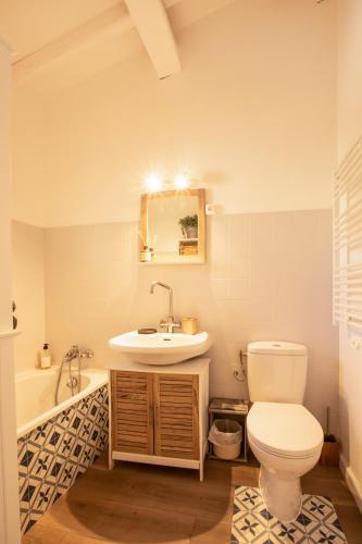 une salle de bain avec toilettes et lavabo dans l'établissement SANVIVISA Cosy - Calme - Terrasse, à Grimaud