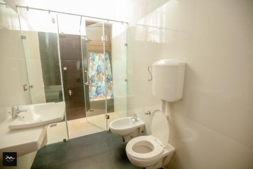 y baño con aseo, lavabo y ducha. en Sri Lanka villa DSR , Wennappuwa, en Wennappuwa