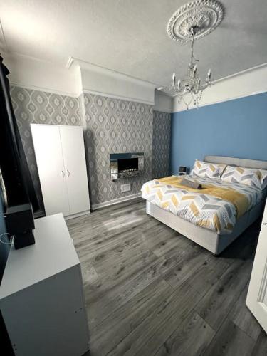 Llit o llits en una habitació de No. 206 - Spacious 5 Bed