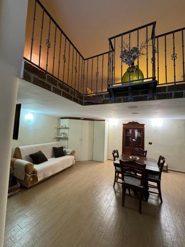 - un salon avec un canapé et une table dans l'établissement Casa Brasile, à Vico Equense