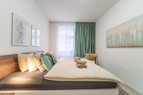 een slaapkamer met een groot bed in een kamer bij A Prague Apartment - Old Town in Praag
