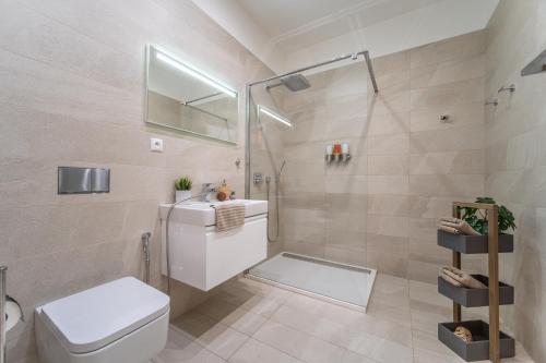 een badkamer met een douche, een toilet en een wastafel bij A Prague Apartment - Old Town in Praag