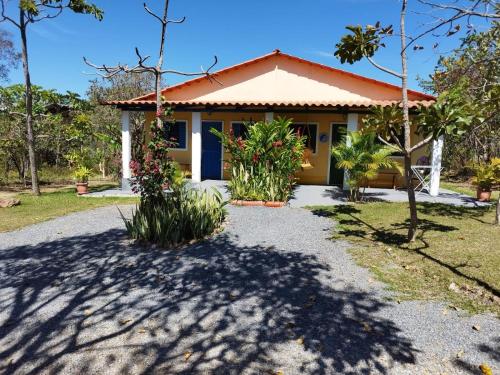 a house with a pathway in front of it at Chalés Pássaros do Cerrado in Cavalcante