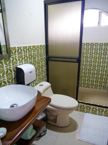 une salle de bain avec des toilettes blanches et un lavabo dans l'établissement Casa Alexa Venecia, à Venecia