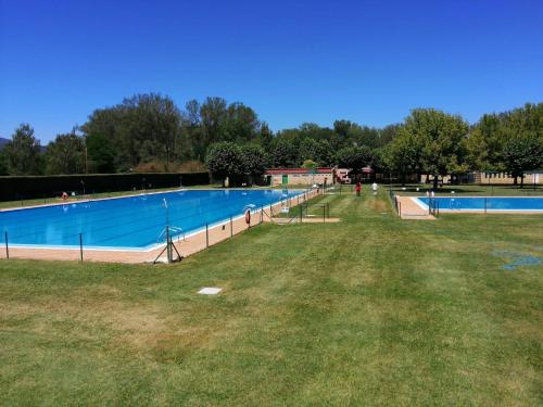 una piscina vuota in un parco di Apartamento El Capricho a Villarcayo