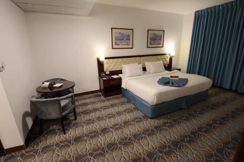 Una cama o camas en una habitación de Larsa Hotel