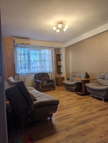 ein Wohnzimmer mit Sofas und einem Sofa in der Unterkunft ქირავდება თბილისში, დიდუბის პავილიონთან 2 ოთხაიანი ბინა in Tbilisi City