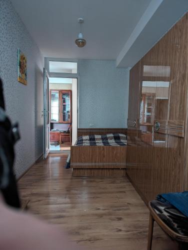 ein leeres Zimmer mit einem Bett und einem Flur in der Unterkunft ქირავდება თბილისში, დიდუბის პავილიონთან 2 ოთხაიანი ბინა in Tbilisi City
