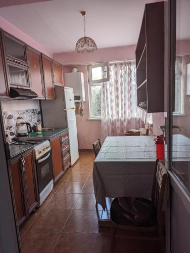 eine Küche mit einem Tisch und eine Küche mit einem Tisch in der Unterkunft ქირავდება თბილისში, დიდუბის პავილიონთან 2 ოთხაიანი ბინა in Tbilisi City
