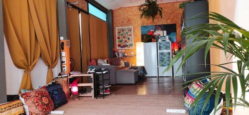 een woonkamer met een bank en een koelkast bij Nirvana Yoga Center in Arrecife