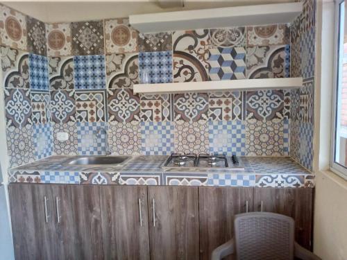 eine Küche mit Spüle und Wandfliesen in der Unterkunft Casa Marcella in Playa Dormida
