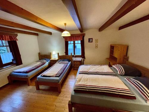 - une chambre avec 2 lits dans l'établissement Apartmány Chalupinka, à Železná Ruda