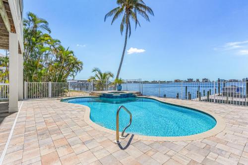 Bazén v ubytování Sea Breeze Bay - 950 San Carlos Drive home nebo v jeho okolí