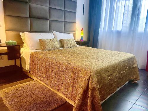 sypialnia z dużym łóżkiem z dużym zagłówkiem w obiekcie Estudio junto La Nogalera 1 w mieście Torremolinos