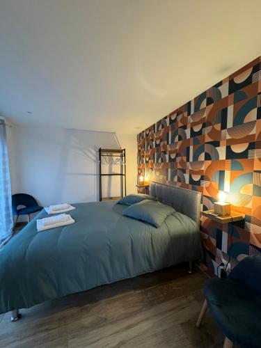 - une chambre avec un grand lit et un mur dans l'établissement le chalet d Alex, à Étretat
