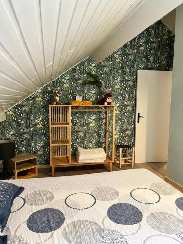 1 dormitorio con una pared verde arbolada en Beach Bungalow Green, en Middelkerke