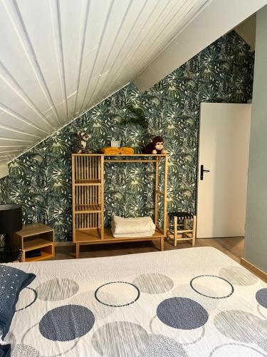 a bedroom with a green leafy wall at Beach Bungalow Green in Middelkerke