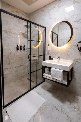 ein Badezimmer mit Waschbecken und Dusche in der Unterkunft Meyzi Hotel in Istanbul