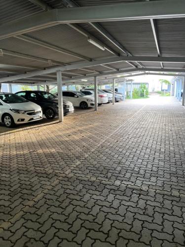 a parking lot with cars parked in it at Garden House Hotel in Río Cuarto