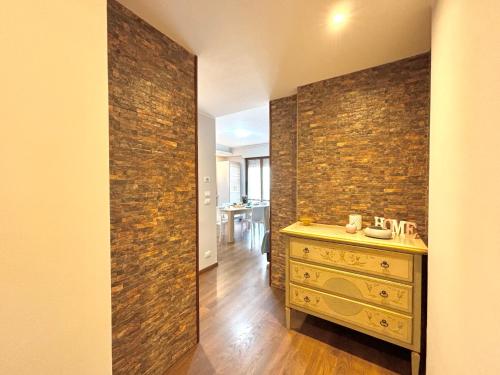 bagno con lavandino e muro di mattoni di Cavalluccio Marino i4 Silvi Vacanza a Silvi Marina