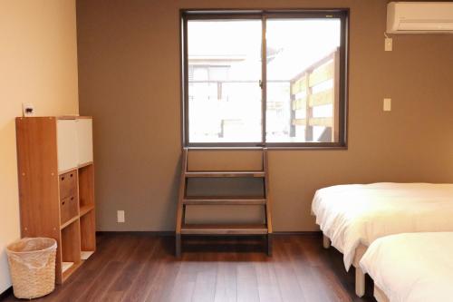 Llit o llits en una habitació de 老松町の宿