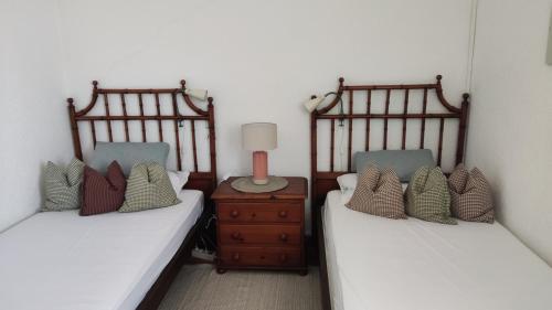 two beds in a room next to each other at Casa Alberto - Altea in Altea