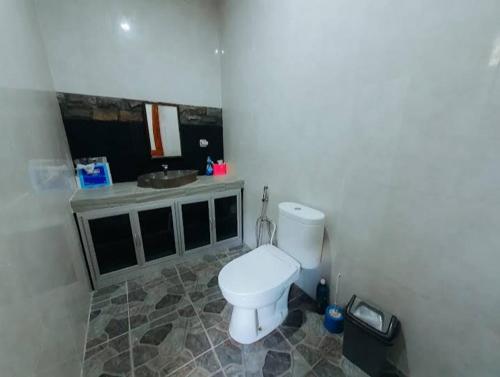 スンギギにあるVilla Sentanaの白いトイレと洗面台のあるバスルーム