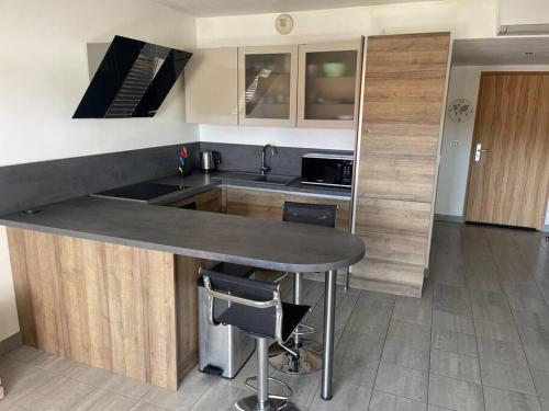 une cuisine avec une table et un comptoir dans l'établissement Location Studio Meublé Terrasse, à Porto-Vecchio