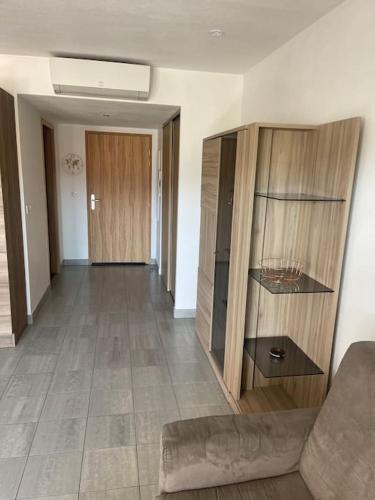 un salon avec un canapé et une table dans l'établissement Location Studio Meublé Terrasse, à Porto-Vecchio