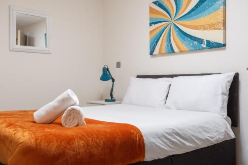 un dormitorio con una cama con un animal de peluche en One-Bedroom Apartment in Conditioning House, en Bradford