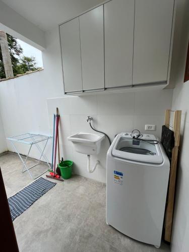a small kitchen with a sink and a sink at Casa Maritaca in Paraty