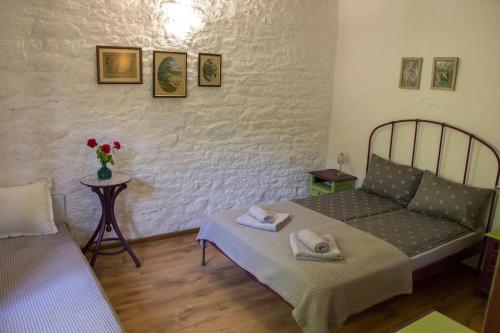 ein Wohnzimmer mit einem Sofa und einem Tisch mit Blumen in der Unterkunft Rustic House Prima Priori 