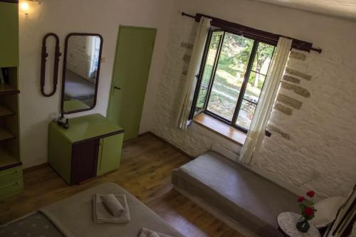 Rustic House Prima Priori : غرفة صغيرة مع حوض ومرآة
