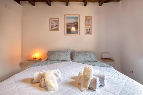 アルゲーロにあるC & C Holidaysのベッドとタオル2枚のある寝室