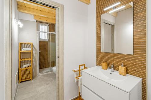 W łazience znajduje się biała umywalka i lustro. w obiekcie New 2024 Urban 48 w Cagliari