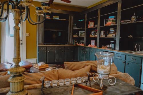 アセンズにあるTara Vineyard & Winery Estateのソファとテーブルのあるリビングルーム