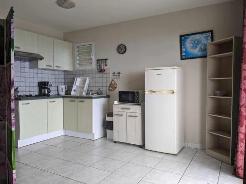 Kuchyň nebo kuchyňský kout v ubytování Les Kréol'inns chalets de Charme