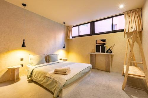 Un dormitorio con una cama grande y una escalera en Suite luxe avec Jacuzzi privé, en Marrakech