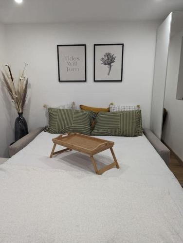 - une chambre avec un lit et une table basse dans l'établissement Studio au coeur du vieux Nice, à Nice