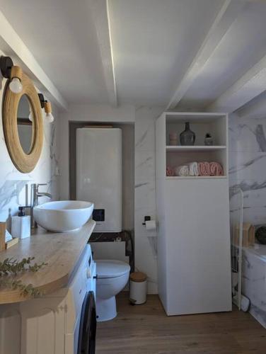 une salle de bain blanche avec des toilettes et un lavabo dans l'établissement Studio au coeur du vieux Nice, à Nice