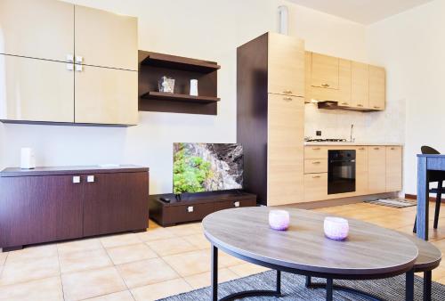 a living room with a table and a kitchen at Residenza Il Centro in Brivio