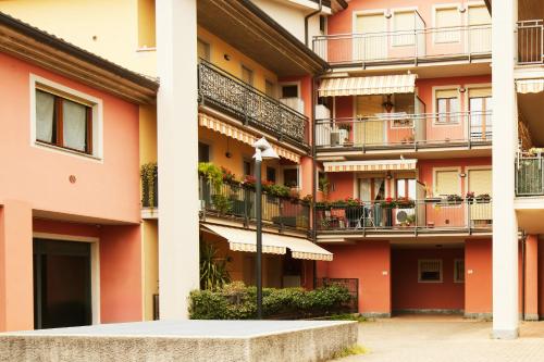 een appartementencomplex met balkons en een straatlicht bij Residenza Il Centro in Brivio