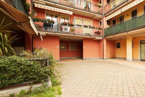 an empty courtyard of an apartment building with balconies at Residenza Il Centro in Brivio