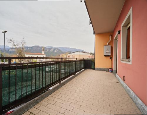 a balcony with a view of the water and mountains at Residenza Il Centro in Brivio