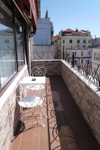 stół i krzesła na balkonie w obiekcie Galata Moon Hotel w Stambule