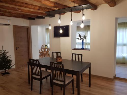 a dining room with a black table and chairs at Pis clar i espaiós in Manresa
