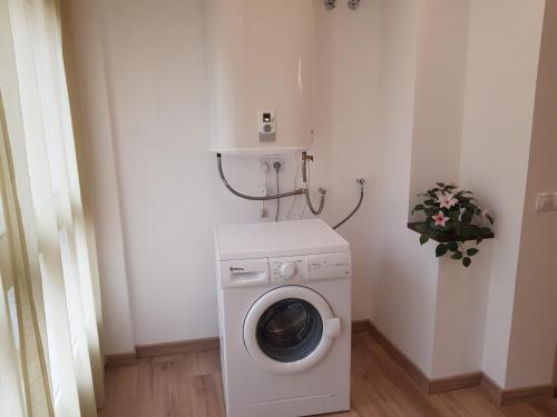 a washer and dryer in a corner of a room at Pis clar i espaiós in Manresa