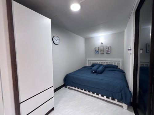 Un ou plusieurs lits dans un hébergement de l'établissement 2Bedrooms Wi-Fi near Impact Arena at T5 Condo