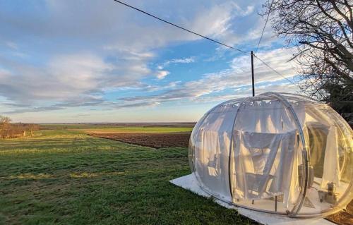 um iglu está sentado em cima de um campo em Buby - végtelenbe és tovább em Szigetvár