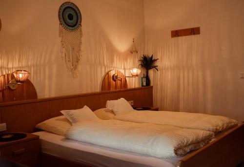 A bed or beds in a room at Garni Unterwegguetl